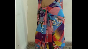 Femme mature sexy enlevant ses vêtements