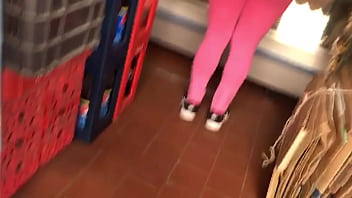 Mamelons roses de chatte mature nue excitée
