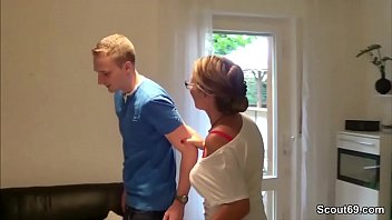 Frau schaut sich Pornos an und masturbiert