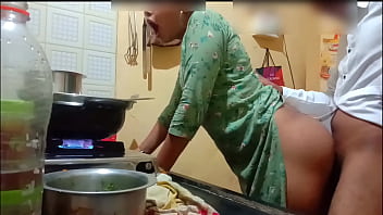 Trưởng thành cặp vợ chồng chà nấu ăn và âm đạo cho đến khi cum trong