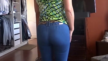 Femme mature exhibant sa chatte poilue à des inconnus
